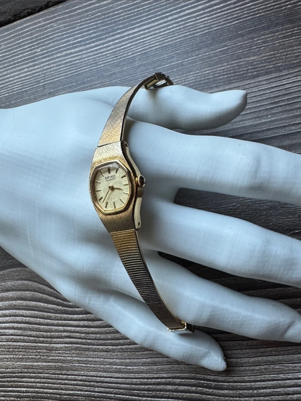 Vintage Seiko Quartz Gold Tone Ladies Watch Octagon Case Textured Bracelet Runs